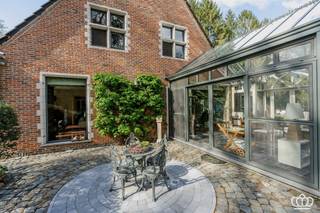 <p><span>Rustig gelegen verrassend ruime en hip ingerichte villa met o.a. grote leefruimte, bureel, 4 slaapkamers, 2 badkamers en dubbele inpandige garage omgeven door een ruime en lichte tuin van 4.475 m².</span></p><p><span> </span></p><p><span>Gelijkvloers:</span></p><p><span>Inkomhal met vide op een tegelvloer met vestiairehoek en gastentoilet met handenwasser. Dubbele deuren naar de grote living onderverdeeld in een verhoogde zitkamer met openhaard, een eetplaats en aparte verlaagde bureelruimte. Aansluitend een aangename lichte oranjerie op een arduinenvloer met toegang tot de tuin en terras. De leefruimtes genieten veel lichtinval door de ramen rondom. </span></p><p><span>Vanuit de leefruimte en de inkomhal toegang tot de moderne en luxe keuken op natuurstenen vloer met kookeiland uitgerust met o.a. een dubbele spoelbak, combi stoom/heteluchtoven, combi hete lucht/microgolfoven, hete lucht-oven, 2 apothekerskasten, microgolfoven, vaatwasser, inductie kookplaat, ingemaakte dampkap en Amerikaanse koelkast. De keuken geniet veel lichtinval en een mooi zicht op de tuin dankzij de grote schuifdeur naar het terras. Aanpalende voorraadruime met airco. Verder is er een bijkeuken/wasplaats. Inpandige dubbele garage met automatische poorten en ingemaakte kasten. De CV-installatie en elektra zijn hier ook ondergebracht. </span></p><p><span><br />1e verdieping: </span></p><p><span>Via een houten trap toegang tot de nachthal op de eerste verdieping op laminaatvloer. Masterunit bestaande uit een grote slaapkamer en een moderne badkamer met een inloopdouche, lavabo en wc. Verder op deze verdieping nog 3 ruime slaapkamers waarvan 1 met een vaste trap naar de zolderverdieping en 1 opgedeeld in twee (slaap)kamers of bureel met slaapkamer.  2e badkamer uitgerust met o.a. douche, toilet en dubbele lavabo. </span></p><p><span><br />Zolderverdieping:     </span></p><p><span>Via een vaste trap in een van de slaapkamers toegang tot de grote zolderruimte op betonvloer welke eventueel nader ingericht kan worden. </span></p><p><span><br />Kelderverdieping: </span></p><p><span>Middels een trap vanuit de bergruimte toegang tot de bergkelder. </span></p><p><span><br />Tuin: </span></p><p><span>Mooi aangelegde en goed onderhouden tuin, volledig omheind met automatische toegangspoort. Ruim terras aan de achterzijde van het huis, deels overdekt. Aan de voorzijde een oprit, carport en ruime parking in kasseien.</span></p><p><span> </span></p><p><span>Bijzonderheden:</span></p><ul><li><span>Verwarming middels warmtepompen en mazout installatie.</span></li><li><span>Camerabewaking en alarminstallatie (binnen en buiten)</span></li><li><span>Zeer rustig in het groen gelegen nabij Heide-Kalmthout en Putte–Kapellen.</span></li><li><span>Zeer degelijk gebouwd en goed onderhouden.</span></li><li><span>Moderne luxe keuken</span></li></ul><p><span> </span></p><p><span> </span></p><p><span> </span></p><p><span> </span></p>