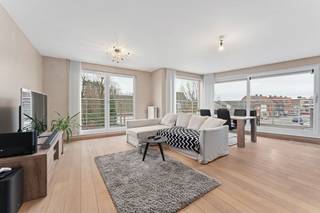 <strong>Roeselare - Prachtig duplex appartement met 2 slaapkamers, 2 badkamers en groot terras te koop.</strong><br /><br />+ Volledig instapklaar en afgewerkt met hoogwaardige materialen<br />+ Living en eetplaats in parket<br />+ Volledig geïnstalleerde keuken<br />+ Toilet boven en beneden<br />+ Parket op bovenverdieping<br />+ Surround installatie ingebouwd in living<br />+ Zeer zonnig en groot terras<br />+ Dichtbij autosnelweg en AZ Delta<br /><br />Momenteel verhuurd dus kan eventueel een ideale opbrengsteigendom zijn!<br />Mogelijkheid tot aankopen garage voor 30.000 euro