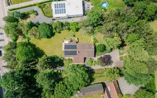 <p><span>Gelegen in het glooiende landschap van het pittoreske Tielrode treft u dit unieke perceel. Via de oprijlaan bereikt u de woning, die centraal op het perceel is ingeplant. Dankzij het niveauverschil ligt de woning hoger ten opzichte van het straatniveau, wat zorgt voor optimale privacy en een aangenaam uitzicht.</span></p><p><span> </span></p><p><span>De belangrijkste troeven in een notendop:</span></p><ul><li><span>Groot perceel van 3.291 m²</span></li><li><span>Pittoresk gelegen in Tielrode, nabij de Durmevallei en de Roomakker</span></li><li><span>Piekfijn onderhouden woning met tal van mogelijkheden</span></li><li><span>Recent voorzien van zonnepanelen</span></li><li><span>Prachtig aangelegde tuin met bos</span></li><li><span>4 slaapkamers en 2 badkamers</span></li></ul><p><span> </span></p><p><span>U betreedt de woning via de inkomhal met gastentoilet. Van hieruit heeft u toegang tot het leefgedeelte, bestaande uit een ruime leefruimte op parket met gezellige zitput, een aparte keuken, berging en bureauruimte.</span></p><p><span>Het nachtgedeelte omvat vier slaapkamers en twee badkamers.</span></p><p><span> </span></p><p><span>Via een vaste trap bereikt u de eerste verdieping, die momenteel is ingericht als zolderruimte met een extra kamer. Daarnaast beschikt de woning over een kruipkelder en twee carports.</span></p><p><span> </span></p><p><span>Door de centrale ligging van de woning op het perceel ontstaat een aangename binnen-buitenbeleving en woont u letterlijk midden in het groen. De volwassen bomen, de fraai aangelegde tuin en het omliggende bos zorgen voor een uitzonderlijk gevoel van rust en privacy.</span></p><p><span> </span></p><p><span>Wenst u deze bijzondere woning zelf te ontdekken? Contacteer Axel Lenaerts makelaars voor een bezoek.</span></p><p><span>Richtprijs: € 699.000</span></p><p><span> </span></p>