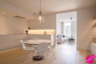 Luxueus gerenoveerd en bemeubeld appartement te huur! <br />Beschikbaar vanaf 1 juli.<br /><br />Locatie:<br />Gelegen in een zeer trendy buurt op het Zuid met zicht op de vernieuwde gedempte Zuiderdokken. Terrassen, restaurants en een park recht voor je deur? Wie wil dit nu niet! <br /><br />Beschrijving:<br />Het appartement bevindt zich op de tweede verdieping en is gerenoveerd met gebruik van enkel de beste materialen! Indeling: bij het binnekomen valt gelijk op dat er niet bespaard is op kwaliteit, van de afwerking tot aan de meubels alles straalt klasse uit. De lichte volledig woonruimte is voorzien van alle luxe en dit zet zich verder in de hyper geïnstalleerde keuken voorzien van oven, combi-oven, Amerikaanse koelkast, inductie kookplaat en een zee aan kastruimte. Via de unieke draaideur komen we in een tussenruimte badend in het licht vanuit waar er toegang is tot het apart toilet en de badkamer met grote inloopdouche en dubbele lavabo. De tussenruimte is ingericht met kasten op maat en vormt een ruime dressing. Ten slotte is er nog de slaapkamer voorzien van een groot tweepersoonsbed, flatscreen en airco! Kortom dit appartement met uniek uitzicht is volledig bemeubeld en per direct instapklaar! <br />Verbruik met eigen meters, maandelijkse kosten 50 euro. <br /><br />ALL in Huurprijs is ook mogelijk: € 1.850 per maand (enkel internet en tv voor eigen rekening). <br /><br />Belangrijkste troeven<br />Heerlijke locatie<br />Kleinschalig gebouw<br />Prachtige afwerking <br />Gemeubeld<br /><br />Verplichte informatie <br />Epc: 293 kWh/m²