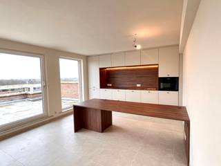 Op zoek naar een unieke woonbeleving met ruimte, licht en comfort? Dit prachtig volledig vernieuwde penthouse-appartement in Eeklo biedt het allemaal – én meer.<br /><br />Dit lichtrijke appartement met 1 slaapkamer werd recent totaal gerenoveerd met oog voor kwaliteit en hedendaagse afwerking. Dankzij de grote raampartijen geniet je van een overvloed aan natuurlijk licht en een aangenaam ruimtelijk gevoel.<br /><br />De absolute troef? Maar liefst twee gigantische terrassen (39m² + 29m²)! Hier geniet je de hele dag door van zon en privacy. Ontbijten in de ochtendzon, aperitieven bij zonsondergang of gewoon heerlijk ontspannen in openlucht.<br /><br />Gelegen op een vlotte locatie in Eeklo, dichtbij winkels, horeca en openbaar vervoer.<br /><br />✔ Volledig vernieuwd<br />✔ 1 ruime slaapkamer<br />✔ Twee uitzonderlijk grote terrassen<br />✔ Veel lichtinval<br />✔ Centrale ligging<br />Een unieke kans voor wie stijlvol en comfortabel wil wonen of een interessante investering zoekt.<br /><br />In de ondergrondse verdieping is een kelderberging inbegrepen in de prijs.<br /><br />Gemeenschappelijke delen: nieuw geïsoleerd dak en gemoderniseerde lift.<br /><br />Contacteer Bonne Vastgoed 7 op 7 via 050/73.73.73 of info@bonnevastgoed.be voor meer info.