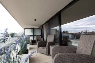 Ruim NIEUWBOUW twee slaapkamer appartement op de 1ste VERDIEPING in het centrum van Schilde!In een modern gebouw met lift bevindt zich dit...