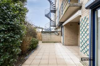 Dit zeer ruime appartement van 119 m² met bouwjaar 2000 is gelegen in een rustige wijk, dichtbij het strand, alsook het stadscentrum. Bushaltes...