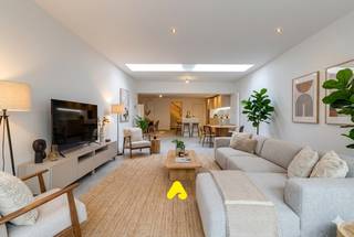Unieke kans! Ontdek deze volledig in 2025 gerenoveerde en ruime gezinswoning met polyvalente handelsruimte, gelegen op een steenworp van de bruisende Veurnse Markt. Deze woning is werkelijk instapklaar in de ruimste zin van het woord en combineert wonen met een professionele opportuniteit.<br /><br />Op het gelijkvloers bevindt zich de handelsruimte met aparte toegang. De woning zelf heeft een ruime inkomhal, een apart toilet en een erg lichtrijke leefruimte met een schitterende, op-en-top uitgeruste 'leef'keuken voorzien van een marmeren werkblad. Aansluitend geniet u van een zonnige stadstuin.<br />De eerste verdieping telt twee ruime slaapkamers en een grote derde kamer, ideaal als polyvalente ruimte of extra slaapkamer. Hier vindt u ook de eerste badkamer met inloopdouche en lavabo, een apart toilet en een berging.<br />Op de tweede verdieping is de masterbedroom ondergebracht, compleet met een eigen luxueuze badkamer, uitgerust met dubbele lavabo, inloopdouche, ligbad en toilet.<br /><br />De grondige renovatie in 2025 garandeert de recentste technieken: een quasi energieneutraal EPC-label, ventilatiesysteem, nieuw en geïsoleerd dak, volledig asbestvrij, erg performante condensatieketel met vernieuwde leidingen en een conforme elektrische keuring.<br /><br /><u><strong>TROEVEN:</strong></u>
<ul>
<li>Volledig en grondig gerenoveerd in 2025</li>
<li>Handelsruimte met aparte toegang op het gelijkvloers</li>
<li>Quasi energieneutraal EPC en voorzien van moderne technieken</li>
<li>4 ruime slaapkamers (waarvan 1 polyvalent) en 2 badkamers</li>
<li>Schitterende leefkeuken met marmeren blad en zonnige stadstuin</li>
</ul>
<br /><strong>Let op: de foto’s met een sterretje rechtsonder zijn AI-gegenereerd om een beter beeld te geven van de mogelijke inrichting. </strong>