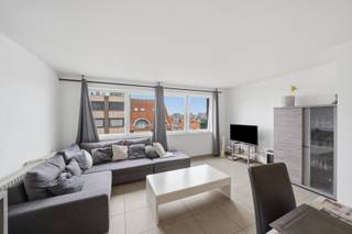 Op de vijfde verdieping van een verzorgde residentie langs de Torhoutsesteenweg bevindt zich dit instapklare en bijzonder lichtrijke appartement. Dankzij de grote raampartijen geniet de leefruimte van een aangename natuurlijke lichtinval en een open uitzicht aan de voorzijde richting de kust van Oostende.<br /><br />De ruime woonkamer sluit aan op een praktische, afzonderlijke keuken met handige berging, ideaal voor extra opslag en wasvoorzieningen. Verder beschikt het appartement over twee volwaardige slaapkamers, een nette badkamer met bad-douchecombinatie en een apart toilet.<br /><br />Achteraan geniet u van een verrassend panoramisch uitzicht over een laagbouw residentiële wijk van Oostende, waarbij verschillende bekende herkenningspunten van de stad zichtbaar zijn. Het zonnige terras vormt de ideale plek om in alle rust van dit unieke vergezicht te genieten.<br /><br />De centrale ligging biedt een vlotte verbinding naar het stadscentrum, winkels, openbaar vervoer en de invalswegen, waardoor dit appartement zowel geschikt is als eigen woonst, tweede verblijf of investering.<br /><br />Bent u op zoek naar een betaalbaar appartement met twee slaapkamers, veel lichtinval, een ruimtelijk gevoel en mooie vergezichten? Dan is dit appartement absoluut een bezoek waard. Neem vandaag nog contact op voor meer informatie of een bezichtiging.