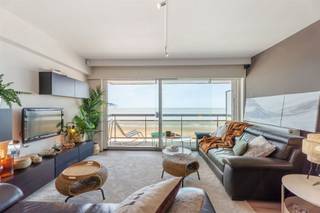 <p><span>Tijdloos ingericht 2-slaapkamerappartement met impressionant zicht op zee en dit alles op een toplocatie op de zeedijk van Blankenberge.</span></p><p><span>De leefruimte is uitgerust met een lederen salon, moderne hangkasten, eettafel en geeft uit op het terras waar het heerlijk vertoeven is in de late namiddag. </span></p><p><span>De open keuken is voorzien van alle comfort, veel bergruimte en toestellen van het merk Bosch (2 ovens, frigo, diepvries, dampkap, keramische kookplaat, combi was- en droogautomaat).</span></p><p><span>Op de zonnige achterzijde van het appartement vinden we de 2 slaapkamers waarvan 1 is ingericht als master-bedroom met voorziening van airco. </span></p><p><span>De tweede slaapkamer wordt gebruikt als logeerkamer met ingemaakte kasten (2 uitklapbare 1-persoonsbedden) en een zonnig terras. Beide slaapkamers bieden u een wijds zicht over het binnenland.</span></p><p><span>De volledig betegelde badkamer is voorzien van een inloopdouche in arduin, spiegel-tv en lavabomeubel met spiegelkast. </span></p><p><span>Er is een afzonderlijk gastentoilet. Praktische ingemaakte kasten in de hal. </span></p><p><span>Het appartement is afgewerkt met een makkelijk te onderhouden vloertegel en een kwalitatieve laminaatvloer. </span></p><p><span>Fijne troef is dat de gordijnen, verlichting, servies kunnen blijven. </span></p><p><span>Verwarming op gas met een condenserende ketel. </span></p><p><span>De ramen zijn voorzien van houten profielen met dubbele beglazing. Gunstige epc-score (label B). </span></p><p><span>Het appartement beschikt over een privatieve waterontharder, gepantserde inkomdeur, alarm en een blanco elektrische keuring. </span></p><p><span>Het gebouw beschikt dan weer over een huisvuillokaal, fietsenstalling en een tweede ingang via de Kleine Weststraat.</span></p><p><span>In de residentie zijn de achtergevel, inkomhal, parlefonie en brievenbussen recentelijk vernieuwd</span></p><p><span>De liften worden dan weer vernieuwd in het najaar van 2025. </span></p><p><span>De provisie voor al deze kosten is reeds opgevraagd en betaald door de huidige eigenaar. </span></p>