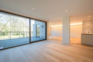 Uitzonderlijk gelegen appartement met ruim terras en uitzicht op het Minnewaterpark. Ingedeeld als volgt: Inkomhal met ingebouwde...