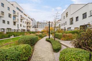 <p>In de rustige Henri Van Heurckstraat woon je op een uitzonderlijke plek in het Antwerpse centrum.<br />Op wandelafstand liggen de <strong>Vogelenmarkt</strong>, het <strong>Botanic Sanctuary</strong> en de botanische tuin, het <strong>Mechelsplein</strong>, <strong>Theaterplein</strong>, de <strong>Meir</strong> en talloze restaurants, koffiebars en winkels. De <strong>Leien</strong> en openbaar vervoer zijn makkelijk bereikbaar, waardoor je vlot in én uit de stad geraakt.<br />Door het verzorgd binnengebied combineer je stedelijke luxe met rust en privacy.<br /><br />Het appartement ligt op de <strong>tweede verdieping</strong> en biedt een lichte en aangename indeling.<br />De <strong>inkomhal</strong> met <strong>apart gastentoilet</strong> en <strong>bergruimte/wasplaats </strong>leidt naar de <strong>ruime leefruimte</strong> met grote raampartijen en toegang tot het <strong>terras vooraan</strong>. De <strong>moderne open keuken</strong> met royaal <strong>kookeiland</strong> sluit naadloos aan op de <strong>eetruimte</strong>, terwijl de <strong>gezellige woonkamer </strong>uitkijkt op het rustige binnengebied met aansluitend <strong>terras</strong>. Aan de achterzijde bevinden zich twee <strong>grote slaapkamers</strong>. De <strong>badkamer</strong> is uitgerust met een <strong>ligbad-douchecombinatie</strong> en <strong>toilet</strong>. <br /><br /><strong>Optioneel</strong> kan een <strong>ondergrondse staanplaats met laadpaal</strong> worden aangekocht aan €35.000.</p>