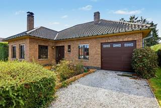 Nieuw te koop in Herne: op te frissen bungalow op een perceel van 8a 84ca, rustig gelegen in een doodlopende straat.
Op het gelijkvloers vindt u een inkomhal met toilet, een bureautje, een gezellige leefruimte met inbouwhaard, een woonkeuken met toegang tot de kelder, twee slaapkamers en een garage. Via de vaste trap bereikt u de ruime zolder, die u naar eigen wens kunt inrichten, bijvoorbeeld als derde slaapkamer.
Buiten geniet u van een zuidgerichte, natuurlijke tuin met tuinhuisje. Het station bevindt zich op wandelafstand en ook het centrum van Herne is vlot bereikbaar. Een ideale gezinswoning met heel wat mogelijkheden.
Voor meer informatie of een bezoek kunt u Sophie contacteren op 0496 71 50 59.
