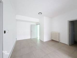 Het appartement bevindt zich op het gelijkvloers van een gebouw vlakbij het centrum. U treedt het appartement binnen in een ruime inkomhal, waar...