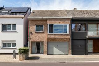 Op een prima locatie te Kapelle-op-den-bos bevindt zich deze instapklare woning met 2 slaapkamers en grote tuin op een mooi perceel van 416 m². Dankzij de gunstige ligging geniet u van een uitstekende bereikbaarheid, terwijl winkels, scholen, horecagelegenheden en het openbaar vervoer zich op wandelafstand bevinden.<br /><br />We betreden de woning via de inkomhal die toegang biedt tot een technische ruimte, bureau of kleine slaapkamer en een zeer ruime inpandige garage met potentieel voor alternatieve inrichting. De nachthal op de eerste verdieping geeft uit op een apart toilet en een ruime woonkamer die dan weer toegang geeft tot de keuken en een ruime slaapkamer met achterliggende badkamer voorzien van ligbad, lavabo en een 2de toilet. Via een uitvouwbare trap kan u via de nachthal de zolder betreden die ruimte biedt voor extra kamers. In de westelijk georiënteerde grote tuin kunt u genieten van het mooie weer en het achterliggend groen.<br /><br />U bent verplicht om deze woning binnen de 6 jaar na aankoop energetisch te renoveren tot minimum EPC-label D. De actuele EPC score is E maar kan met beperkte middelen verbeterd worden. We geven tijdens het bezoek aan de woning het gepaste advies.<br /><br />Dit is een uitstekende opportuniteit wanneer u op zoek bent naar een instapklare woning met zeer veel potentieel op een prima locatie te Kapelle-op-den-bos. Contacteer ons op 0472 95 20 71 voor meer informatie of neem een kijkje op www.boonstravastgoed.be. <br /><br />Bijzonderheden:<br />- prima ligging<br />- grote tuin<br />- zeer veel potentieel