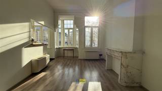 Welkom bij dit elegante appartement in hartje Antwerpen, gelegen in een charmante historische buurt met authentieke architectuur. Dit...