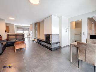 Dit instapklaar duplexappartement is gelegen op de 2de en 3de verdieping van een recent, kleinschalig gebouw met lift. Via de inkomhal betreedt u...