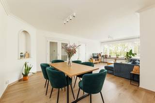 <p><span>Dit </span><span>lichtrijke 2-slaapkamer appartement met zonnig terras</span><span> is ideaal gelegen aan de </span><span>De Roest d'Alkemadelaan in Berchem</span><span>, op een steenworp van de Grotesteenweg met een </span><span>vlotte verbinding naar het stadscentrum</span><span>. Je woont hier net buiten de stadsdrukte, maar met alle voorzieningen zoals winkels, horeca, scholen en openbaar vervoer binnen handbereik. Bovendien bevinden het </span><span>Middelheimpark en Park Brialmont</span><span> zich vlakbij, perfect voor ontspanning en groen in de buurt.</span></p><p><span>Het appartement heeft een</span><span> bewoonbare oppervlakte van ca. 80m²</span><span>, is instapklaar, beschikt over </span><span>2 volwaardige slaapkamers</span><span> en een aangenaam </span><span>terras met zuidoost oriëntatie</span><span>.</span></p><p><span>Indeling</span></p><ul><li><span>Gelegen op de vijfde verdieping </span></li><li><span>Inkomhal </span></li><li><span>Vestiaire</span></li><li><span>Lichtrijke woon- en eetkamer </span></li><li><span>Geïnstalleerde keuken </span></li><li><span>Slaapkamer 1 </span></li><li><span>Slaapkamer 2 </span></li><li><span>Terras met zuidoost oriëntatie </span></li><li><span>Badkamer met douche in bad, lavabo en aansluiting voor WM/DK</span></li><li><span>Apart toilet</span></li><li><span>Berging </span></li><li><span>Privatieve kelder </span></li></ul><p><span>Algemeen gebouw</span></p><ul><li><span>Lift aanwezig </span></li><li><span>Collectieve verwarming op gas </span></li><li><span>Dubbele beglazing (PVC) </span></li><li><span>Fietsenstalling in het gebouw voor bewoners + extra fietsenstalling buiten</span></li></ul><p><span>Bijzonderheden</span></p><ul><li><span>Gunstige ligging net buiten het centrum </span></li><li><span>Veel lichtinval </span></li><li><span>Conforme indeling </span></li><li><span>Nabij parken (Middelheim &amp; Brialmont) </span></li><li><span>Gunstig EPC label B</span></li><li><span>Elektriciteit conform AREI</span></li><li><span>Vrij bij akte </span></li><li><span>Staanplaats bij aan te kopen aan 15.000 </span></li></ul><p><span> </span></p><p><span> </span></p><p><span>Ben jij geïnteresseerd in dit appartement te koop in Antwerpen Berchem, ben je op zoek naar ander vastgoed, een investering of wens je de waarde van jouw eigendom te kennen? Dan ben je bij BOLT immo aan het juiste adres! Wij helpen jou graag verder.</span></p>