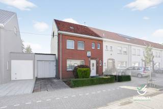 Dit pand ligt in het hartje van Roeselare, op een toplocatie met alle nodige voorzieningen in de nabijheid.<br />Het bevindt zich op een perceel van 257 m² met tuin en aangebouwde garage die doorgang geeft tot de tuin.<br />Op de gelijkvloerse verdieping bevinden zich de inkomhal, leef- en eetruimte, keuken, toilet, wasruimte, berging en toegang tot de kelder.<br />Op de eerste verdieping zijn er drie slaapkamers en de badkamer.<br />Op de tweede verdieping bevindt zich nog de zolderverdieping die momenteel nog niet is opgedaan.<br />De woning heeft EPC label F en is vrij van kostelijke asbestsaneringen.<br />De vraagprijs van deze woning is €199.000. Ieder bod wordt voorgelegd aan de eigenaar, die vrij is dit bod te aanvaarden.<br />Zoek je een woning met veel potentieel in Roeselare? Aarzel niet om contact met ons op te nemen voor een bezoek ter plaatse!<br /> 