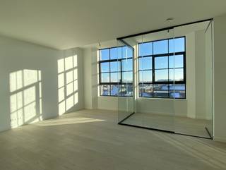 Deze moderne nieuwbouwstudio met loftgevoel is gelegen in de Belpairestraat te Berchem, op de vierde verdieping van een recent gebouw. Dankzij de...