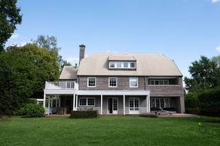 <p><span>PRIMEUR</span><span>: Knappe long island karakter villa in een heel fijne omgeving te Halle-Zoersel!</span></p><p><span>Dit eigendom is een massieve houtbouw, dat zorgt voor de warme en huiselijke sfeer.</span></p><p><span>Aangelegde zuid-west georiënteerde omheinde tuin met open en overdekte terrassen.</span></p><p><span>Naastliggende grote bergplaats voor fietsen en tuinberging. </span></p><p><span>Ideaal en rustig gelegen in het groen, achteraan tegen een bos,</span><span> en heeft een goede verbinding met uitvalswegen en oprit autostrade E314.</span></p><p><span>Mooie fiets- en wandelroutes in de omgeving</span></p><p><span> </span></p><p><span>Gelijkvloers: inkomhal met ingemaakte kast, gastentoilet met handenwasser, vooraan bureel / praktijkruimte met vaste kastenwand en bureaumeubel.</span></p><p><span>Grote leefruimte, bestaande uit leefkeuken, eetkamer en verder via dubbele deur naar de gezellige salonruimte met toegang tot een overdekt terras.</span></p><p><span>Open keuken, ingericht met dubbele spoelbak, vaatwasmachine, inductievuur, dampkap, koelkast, heteluchtoven, microgolf, ingebouwde koffieapparaat, praktisch kookeiland, vanuit de keuken kom je in de bijkeuken, er is een deur naar buiten en verdere doorgang naar een ruim overdekt terras met buitenkeuken incl spoelbak, kookvuur, ijskast en pizza-oven.</span><span><br /><br /></span><span>1e verdieping: trap naar de slaapkamers. Master bedroom met dressing en toegang tot terras, aparte dressing en aansluitend badkamer met dubbele lavabo, douche, ligbad en toilet. Tweede slaapkamer eveneens met ensuite dressing en badkamer met dubbele lavabo, douche en toilet. Derde slaapkamer met aansluitend een dressing. Wasplaats met aansluiting voor wasmachine/droogkast.</span><span><br /></span><span>2de verdieping: Vaste trap naar de tweede verdieping. Volledig afgewerkte en ingericht als zolder. Hier is er een 4de en 5de slaapkamer en een 3de douchekamer met toilet, zolderkamer met ketel en technische voorziening enz.</span><span><br /><br /></span><span>Algemeen: combinatie eiken parket, verdieping op kokostapijt, cv op gas, regenwaterput en 25 zonnepanlen.</span></p><p><span> </span></p><p><span>Wie op zoek is naar een gezellige huiselijke villa op een toplocatie, contacteer ons voor bijkomende informatie en plan uw bezoek ter plaatse! </span></p><p><span> </span></p><p><span> </span></p>