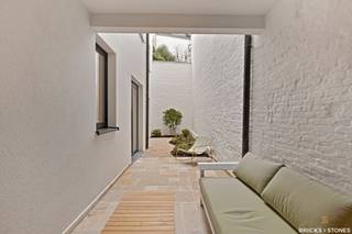 Gerenoveerd, bemeubeld luxe appartement met tuin op het hippe Zuid.<br /><br />Aparte inkomhal met veiligheidsdeur. Vooraan woon- en leefruimte met nieuwe en kwaliteitsvolle visgraat parket. Een oase aan natuurlijk licht.<br />Moderne en praktische open keuken voorzien van kwaliteitsvolle AEG toestellen : inductiekookplaat, oven, koelkast, vriezer, ingebouwde vaatwasser en wijnkoeler. De keuken is afgewerkt met natuursteen werkblad en een strak design kraanwerk. Er is een aparte berging voorzien met de nodige aansluitingen voor wasmachine en droogkast. <br /><br />2 Volwaardige slaapkamers aan de achterzijde van het gebouw. <br />Klassevolle badkamer voorzien van dubbele wastafel en grote inloopdouche, zorgvuldig afgewerkt met hoogwaardige materialen. Apart gastentoilet met handenwasser. <br /><br />Last but not least prachtige stadstuin van 30m², genieten van je eigen groene omgeving, midden in de stad ! <br /><br />Beschikbaar per 1 oktober. Lage onkosten. Aparte meters.