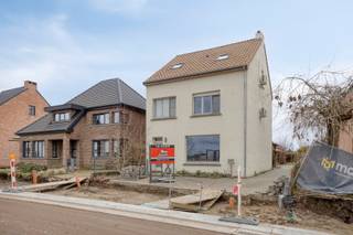 Deze unieke woonst vinden we terug aan de Morkhovenseweg in Herentals-Morkhoven. Door de centrale ligging en de nabijheid van de E313 heeft de woning een zeer goede bereikbaarheid en verbinding naar de omliggende steden en gemeenten. Verder bevinden andere faciliteiten zoals scholen, openbaar vervoer of ontspanning zich ook op korte afstand.<br /><br />Beschrijving:<br />We betreden de woning via de inkomhal die toegang geeft tot de ruime leef- en eetruimte. Aanpalend bereiken we de volledig uitgeruste keuken dewelke uitzicht geeft op het overdekte terras. Achterliggend is er een ruime berging, voorzien van ingemaakte kasten en de nodige aansluitingen voor was- en droogmachine. Verder biedt het gelijkvloers ons nog een gastentoilet en een ruime en droge voorraadkelder.<br /><br />De eerste verdieping beschikt over 2 ruime slaapkamers, beide voorzien van airco, alsook een badkamer uitgerust met douche, ligbad, toilet en dubbele wastafel. De zolderverdieping, bereikbaar met een vaste trap zorgt voor nog een uitzonderlijk ruime slaapkamer met aansluitend een badkamer dewelke is voorzien van ligbad, toilet en wastafel. Een zolderruimte als extra opbergruimte maakt deze woning compleet.<br /><br />De gezellige zuid-oost georiënteerde tuin bezit heel wat troeven. Waaronder een overdekt terras, een tuinberging en dubbele carport alsook een verwarmd zwembad. Dankzij al deze elementen is het hier heerlijk vertoeven.<br /><br />Extra:<br />- Gunstig EPC-label: C<br />- Asbestveilig en conforme elektriciteit<br />- Rolluiken, zonnepanelen en airco aanwezig<br /><br />Voor meer info of een bezoek contacteer ons via info@vastengoed.be of via 014/72 73 74.<br /><br />Wenst u een gratis schatting van uw eigendom? Contacteer ons via 014/72 73 74.