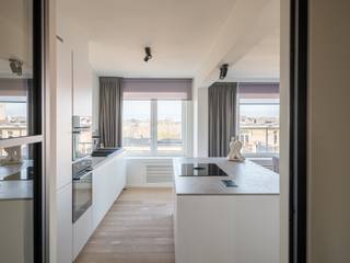 <em>Ruim en lichtrijk 3 slpk appartement met terras nabij het station Gent-Sint-Pieters</em><br /><br />Dit appartement, gelegen op de 5de verdieping, onderscheidt zich door zijn <strong>ruimtelijkheid, praktische indeling en algemene afwerking</strong>. Bijkomende troef is de nabijheid van het <strong>station Gent-Sint-Pieters</strong> en het <strong>Citadelpark</strong> op wandelafstand.<br /><br />Het 3 slpk appartement werd <strong>gerenoveerd in 2021</strong>, <strong>een totaalrenovatie met stijlvolle en tijdloze accenten</strong>. De zwarte stalen binnendeuren, houten vloeren, grote raampartijen en open volumes zetten de toon. Het appartement heeft <strong>een oppervlakte 120m2 en beschikt over een praktische indeling</strong>. De grote ramen, open volumes en ruime hal zorgen voor <strong>een gevoel van ruimte doorheen het appartement</strong>.<br /><br />We betreden het appartement via <strong>de inkomhal met ruime vestiairekast</strong>. Aan <strong>de voorzijde werden de ruimtes opengetrokken</strong> en samengevoegd tot <strong>één groot geheel</strong>. Deze prachtige ruimte geeft plaats aan <strong>de eetplaats, woonkamer en keuken</strong>. De<strong> open keuken met royaal keukeneiland</strong> beschikt over veel bergruimte en werd voorzien van alle toestellen. <br /><br />Centraal vinden we een apart toilet en <strong>de badkamer, met ligbad en regendouche</strong>. Aan de achterzijde vinden we <strong>3 slaapkamers</strong>. Twee identieke slaapkamers van 10m2 en een hoofdslaapkamer van 17m2. Via de ruimste slaapkamer heeft men ook toegang tot<strong> het terras over de volledige breedte van het appartement</strong> . Het appartement beschikt ook over <strong>een privatieve kelderberging</strong> en er is de mogelijkheid tot het bijkopen van een handige staanplaats op de gemeenschappelijke binnenplaats.<br /><br /><strong>De ideale investering en woonplaats door de nabijheid van het station, zijn volume en afwerking.</strong>