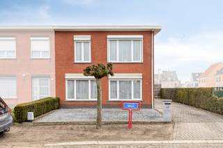 Zoek je vastgoed in Kalmthout? Lees dan zeker verder.gelijkvloers:- woonkamer (ca 34m²) met veel lichtinval - keuken (ca 12m²), ingericht met...