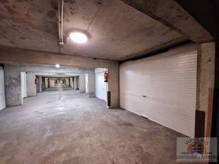 Ruime garagebox met elektriciteit in afgesloten garagecomplex van residentie Santhooft. Individuele teller. Afmetingen: 557 x 304cmBeschikbaarheid:...