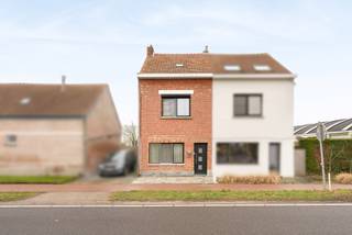 Deze rijwoning (met uitzicht van een half open bebouwing) is in 2019 volledig onder handen genomen door de vorige eigenaars en mits enkele ingrepen klaar om betrokken te worden. De oriëntatie van de tuin op het zuidwesten zorgt ervoor dat je optimaal kunt genieten van de zon en het buitenleven.<br /><br />De woning is voorzien van alle modern comfort en is smaakvol afgewerkt. De lichte en ruime woonkamer biedt voldoende ruimte om te ontspannen en te genieten van gezellige avonden met vrienden en familie. De open keuken is voorzien van alle benodigde apparatuur en biedt voldoende ruimte om heerlijke maaltijden te bereiden.<br /><br />Op de eerste verdieping bevinden zich 2 slaapkamers en de badkamer. Alle kamers zijn ruim en licht, waardoor je hier heerlijk kunt ontspannen na een lange dag. De badkamer is modern en voorzien van een stortbad, een dubbele wastafel en een toilet. Via de tussenkamer bereiken we de dakverdieping met een wel heel ruime derde slaapkamer.<br /><br />Kortom, deze gerenoveerde woning biedt alles wat je nodig hebt voor een comfortabel en modern gezinsleven. Deze energiezuinige woning met gunstig geörienteerde tuin en perfecte ligging, is de ideale plek om thuis te komen.<br />Indeling : <br />inkomhal, grote leef- en eetruimte met trap, achterliggende keuken met keukeneiland, sas met douche- en aparte toiletruimte.<br />- 1° verdieping : een eerste slaapkamer dan een kamer met trap naar de dakverdieping, met in het verlengde momenteel een slaapkamer met aansluitende badkamer .Deze is voorzien van een stortbad, een dubele wastafel en een hangtoilet.<br />Op de 2° verdieping is er een afgewerkte slaapkamer van meer dan 30m².