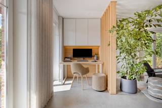 Deze energiezuinige villa is gelegen in de straat Velveken in Geel.<br />Verschillende faciliteiten zijn op een korte afstand terug te vinden. Tevens kennen we een vlotte verbinding met de omliggende gemeenten.<br />Een woning waar ruimte, functionaliteit en verfijning samenkomen, en waar elk detail bijdraagt aan een aangename en comfortabele leefomgeving voor het hele gezin.<br /><br />Indeling:<br />De inkomhal vormt een stijlvolle eerste kennismaking met de woning en verleent toegang tot een apart gastentoilet. De eetruimte en de geïntegreerde bureauruimte sluiten mooi aan op de volledig uitgeruste tijdloze open keuken, die als centraal hart van de woning fungeert. Aansluitend bevindt zich een afzonderlijke zitruimte, waardoor verschillende leefzones op een natuurlijke en comfortabele manier van elkaar worden gescheiden. Achteraan de woning is een praktische berging voorzien waar wasmachine en droogkast op hoogte werden verwerkt in een ingemaakte kast. Daarnaast bevindt zich hier een badkamer met een wastafel, een inloopdouche en een toilet. Vanuit de berging heeft u bovendien rechtstreeks toegang tot zowel de kelder als de inpandige garage.<br /><br />Via de nachthal bereiken we drie volwaardige slaapkamers alsook een badkamer uitgerust met een dubbele wastafel, een ligbad, een inloopdouche en een toilet. Zowel de master bedroom als een tweede slaapkamer hebben toegang tot een op maat gemaakte dressing. Langs de tweede slaapkamer bereiken we het zuid georiënteerde balkon. <br /><br />De bovenste verdieping biedt nog twee zeer ruime slaapkamers, een toilet en een opbergruimte met ingemaakte kasten. Deze laatste ruimte kan nog worden ingericht als extra badkamer gezien de nodige leidingen hiervoor reeds aanwezig zijn.<br /><br />Ook de buitenomgeving draagt bij tot het exclusieve karakter van deze eigendom. Het terras, de sfeervolle siervijver en het tuinhuis met overkapping maken dat er een bijzonder aangename buitenruimte is waar rust en ontspanning centraal staan.<br /><br />Extra:<br />- Energiezuinig EPC-label: A<br />- 34 zonnepanelen aanwezig<br />- Afgewerkt met kwalitatieve materialen<br />- Alarminstallatie en domotica aanwezig<br />- Onderhoudsvriendelijke tuin<br />- Mogelijkheid tot het bij aankopen van de aanpalende bouwgrond<br /><br />Voor meer info of een bezoek contacteer ons via info@vastengoed.be of via 014/72 73 74.<br /><br />Wenst u een gratis schatting van uw eigendom? Contacteer ons via 014/72 73 74.