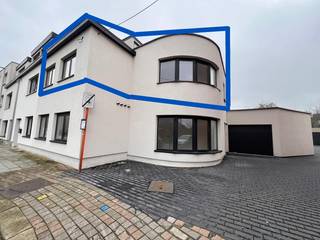 Dit gezellige duplex appartement vinden we aan Luitenant Van Eepoelstraat 195 (kruising met Kapelstraat )  op de eerste en tweede verdieping in...