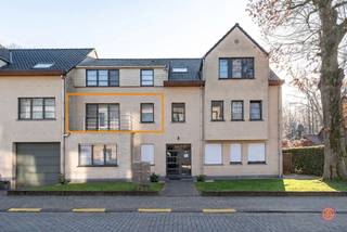 <p>In het hartje van Bornem vinden we dit verzorgde appartement terug op een uitstekende locatie. <br />Dankzij de uitstekende ligging geniet je van een groene omgeving met tal van fiets- en wandelroutes, terwijl ook recreatiedomein Breeven zich vlakbij bevindt.<br /><br />Via de inkomhal bereiken we het appartement op de eerste verdieping. De inkomhal geeft toegang tot een afzonderlijk gastentoilet, twee volwaardige slaapkamers en een ruime badkamer. Deze is uitgerust met een douche in bad en een lavabomeubel met opbergkasten.<br /><br />Verder komen we terecht in de lichtrijke leefruimte met aansluitend de open keuken. De keuken is praktisch ingericht en voorzien van alle nodige toestellen.<br /><br />Een extra troef is de parketvloer die doorheen de leefruimte loopt. Deze zorgt niet alleen voor een warme en gezellige uitstraling, maar geeft het appartement ook een stijlvolle en tijdloze afwerking.<br /><br />Vanuit de leefruimte heb je toegang tot het aangename terras met zicht op groen, waar je in alle rust kan genieten van de buitenlucht en de zon.<br /><br />Tot slot beschikt het appartement over een ondergrondse autostaanplaats.<br /><br />Het appartement is beschikbaar vanaf 1 augustus.<br />De gemeenschappelijke kosten bedragen € 50,00 per maand.<br /><br />Heb je interesse in dit lichtrijke appartement gelegen nabij het centrum van Bornem?<br />Neem dan gerust contact op via bryann@julimmo.be of 0492 86 51 03.</p>