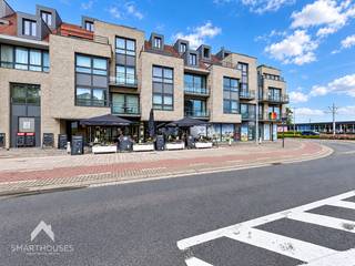 <p>Instapklaar appartement op een interessante locatie nabij de jachthaven en het centrum bestaande uit een inkomhal, gezellige leefruimte met eet-en zithoek, uitgeruste open keuken, 2 slaapkamers, ingerichte badkamer (douche, lavabomeubel en toilet), was/bergplaats en 2 terrassen (straatzijde en achterzijde).</p>
<p>Extra troeven:</p>
<ul>
<li>Energiezuinig</li>
<li>Conforme keuring elektriciteit</li>
<li>Lift aanwezig</li>
<li>Gemeenschappelijke fietsenberging</li>
<li>Op wandelafstand van allerlei winkels, tramhaltes, jachthaven en het centrum</li>
<li>Instapklaar</li>
</ul>
<p>Dit appartement is te koop ZONDER makelaar via het concept van Smart Houses! Verdere inlichtingen of bezoek? Contacteer rechtstreeks de eigenaar via 0474/40.37.06</p>