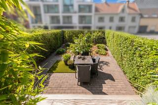 Ruim appartement te centrum Waregem nabij alles wat men nodig heeft, op wandelafstand van winkels, scholen en openbaar vervoer.Indeling: inkomhal met...