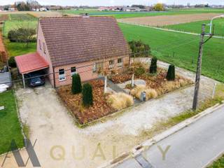 Rustig en landelijk gelegen villa met prachtige vergezichten, ideaal voor paardenliefhebbers. De tuin met achterliggend weiland in het verlengde...