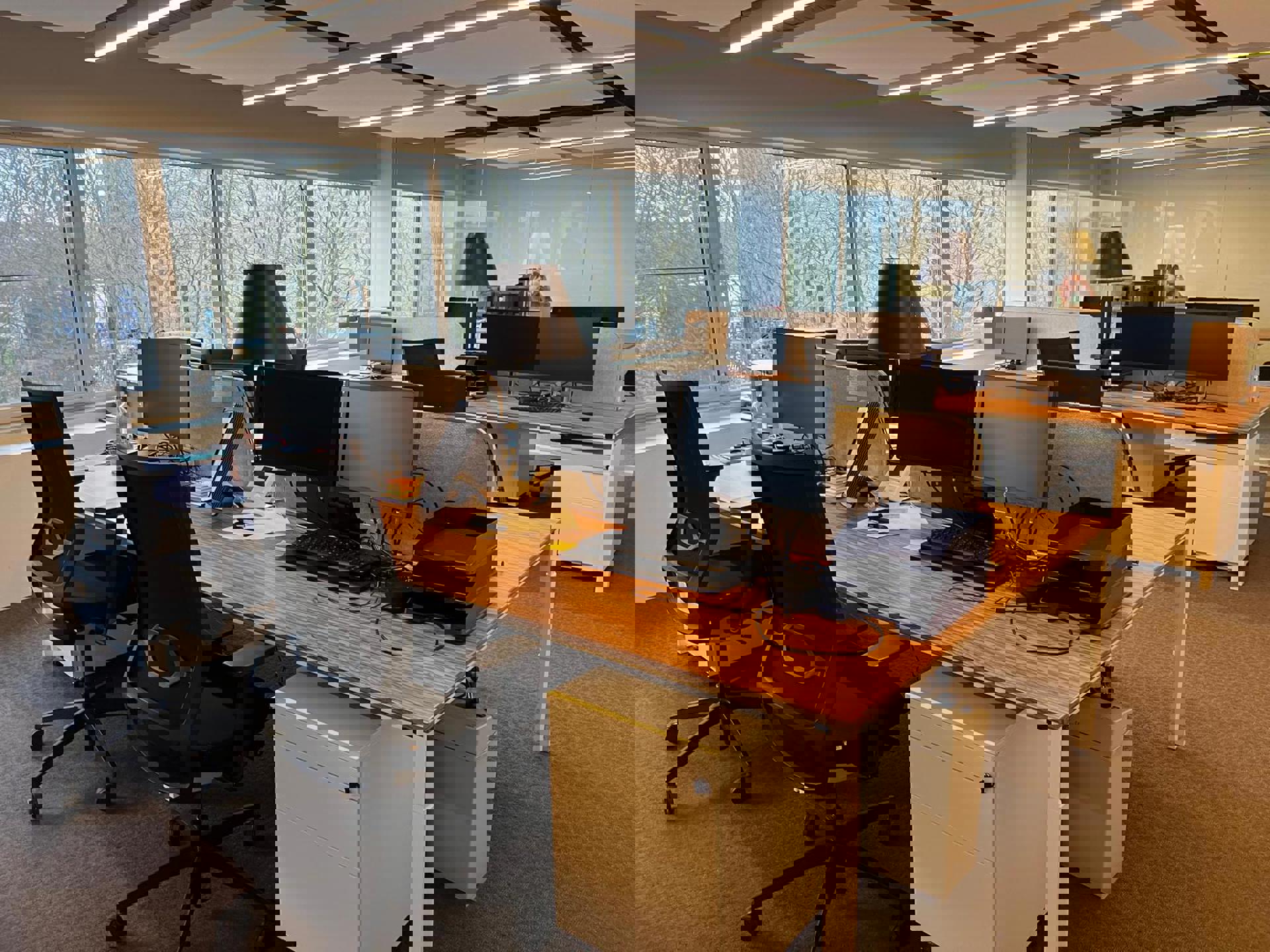 Magazijn van 1.152 m²  en kantoor 288m² te Aartselaar. - foto 5