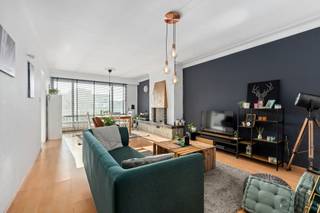 <p><span>Instapklaar gerenoveerd appartement (2021) van 90 m² met 2 slaapkamers, 2 terrassen, lift en EPC-label B</span></p><p><span>Bent u op zoek naar een ruim, instapklaar appartement op een centrale locatie in Deurne? Dan is dit volledig gerenoveerde appartement op de derde verdieping van een verzorgd gebouw met lift beslist een bezoek waard.</span></p><p><span>Met een bewoonbare oppervlakte van </span><span>90 m²</span><span>, twee volwaardige slaapkamers en </span><span>twee terrassen</span><span> geniet u hier van een aangename combinatie van ruimte, licht en wooncomfort. Het gebouw dateert van 1962, terwijl het appartement in </span><span>2021 volledig werd gerenoveerd</span><span>, waardoor u zonder zorgen uw intrek kunt nemen.</span></p><p><span>Via de inkomhal bereikt u de lichtrijke leefruimte met grote raampartijen die zorgen voor een aangename natuurlijke lichtinval. De ruime woon- en eetkamer biedt rechtstreeks toegang tot het terras aan de voorzijde, waar u kunt genieten van een open uitzicht op de groene omgeving.</span></p><p><span>De moderne, praktische keuken beschikt over voldoende werk- en opbergruimte en geeft toegang tot </span><span>een tweede terras aan de achterzijde</span><span>, ideaal om rustig van een kop koffie of de avondzon te genieten.</span></p><p><span>Verder beschikt het appartement over twee ruime slaapkamers, een verzorgde badkamer met douche en lavabo, een afzonderlijk gastentoilet en een praktische berging in het appartement. Bovendien is er een privatieve kelderberging voorzien, ideaal voor extra opslagruimte.</span></p><p><span>Dankzij het </span><span>EPC-label B</span><span> geniet u van een energiezuinige woning met een lagere energiefactuur. De maandelijkse gemeenschappelijke kosten bedragen </span><span>€250</span><span> en omvatten onder meer de</span><span> syndickosten, onderhoudskosten, verwarming en water</span><span>, wat zorgt voor een transparant en overzichtelijk kostenplaatje.</span></p><p><span>De ligging aan de Ruggeveldlaan is een absolute troef. U woont op wandelafstand van winkels, scholen, openbaar vervoer en tal van recreatiemogelijkheden zoals het Rivierenhof en het Ruggeveldpark. Daarnaast zorgen de nabijgelegen invalswegen voor een vlotte verbinding naar Antwerpen en de omliggende gemeenten.</span></p><p><span>Troeven</span></p><ul><li><span>Volledig gerenoveerd in 2021.</span></li><li><span>Bewoonbare oppervlakte van ca. 90 m².</span></li><li><span>EPC-label </span><span>B</span><span>.</span></li><li><span>Gelegen op de 3de verdieping.</span></li><li><span>Lift aanwezig.</span></li><li><span>Lichtrijke leefruimte.</span></li><li><span>Twee terrassen</span><span> (voor- én achterzijde).</span></li><li><span>Twee ruime slaapkamers.</span></li><li><span>Moderne keuken.</span></li><li><span>Badkamer met douche.</span></li><li><span>Afzonderlijk toilet.</span></li><li><span>Berging in het appartement én privatieve kelderberging.</span></li><li><span>Maandelijkse kosten </span><span>250€ incl. verwarming en water. </span></li><li><span>Centrale ligging nabij winkels, scholen, openbaar vervoer, het Rivierenhof en belangrijke invalswegen.</span></li></ul><p><span>Ideaal als eigen woning of als investering.</span></p>