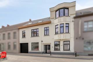 <p>Te koop: modern gesloten appartement in het centrum van Anzegem, op wandelafstand van scholen en met vrij zicht.</p>
<p> </p>
<p>Dit nieuwbouwappartement (bouwjaar 2025) combineert hedendaags wooncomfort met een gunstige ligging in een residentiële buurt. Dankzij het EPC-label A geniet u van energiezuinig wonen. Het appartement beschikt over een private tuin van 24 m² en een terras van 12,67 m², ideaal om buiten te genieten. De centrale ligging biedt vlotte toegang tot winkels, openbaar vervoer en voorzieningen.</p>
<p> </p>
<p>Belangrijkste ruimtes:<br />• Living met veel lichtinval en toegang tot het terras<br />• Eetkamer aansluitend op de keuken<br />• Moderne keuken<br />• 2 slaapkamers<br />• Badkamer met dubbele spoelbak en inloopdouche<br />• Apart toilet<br />• Berging met aansluiting voor wasmachine en droogkast, technische ruimte<br />• Kelder<br />• Tuin (24,25 m²)<br />• Terras (12,67 m²)</p>
<p> </p>
<p>Troeven:<br />• Energiezuinig (EPC-label A)<br />• Private tuin en terras<br />• Centrale ligging met vrij zicht</p>
<p> </p>
<p>Neem vandaag nog contact op met uw ERA-makelaar voor een bezoek.</p>
<p> </p>
<p>JOUW DROOMAPPARTEMENT. ZO GEVONDEN!</p>