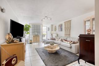 Ruim gelijkvloers appartement met 2 slaapkamers, parking en carport tussen Bilzen en Hoeselt<br /><br />Dit ruime gelijkvloers appartement met een bewoonbare oppervlakte van 107 m² is gelegen aan de Bilzersteenweg 40, op een gunstige locatie tussen Bilzen en Hoeselt. Dankzij de centrale ligging zijn beide stadscentra en de belangrijkste verbindingswegen vlot bereikbaar.<br /><br />Het appartement beschikt over een aangename leefruimte, keuken, twee slaapkamers, badkamer en de nodige bergruimte. De gelijkvloerse ligging zorgt voor een bijzonder praktische toegankelijkheid.<br /><br />Aan de voorzijde van het gebouw beschikt het appartement over een parking. Achteraan is bovendien een carport voorzien, wat zorgt voor extra comfort en parkeermogelijkheden.<br />Met zijn ruime oppervlakte, twee slaapkamers en gunstige ligging vormt dit appartement een interessante opportuniteit voor zowel eigen bewoning als investering.<br /><br />Het appartement beschikt momenteel over een EPC-label E. Dit biedt voor de toekomstige eigenaar de mogelijkheid om via gerichte energetische verbeteringen het energiepeil verder te optimaliseren.<br /><br /><strong>Troeven:</strong>
<ul>
<li>Gelijkvloers appartement</li>
<li>107 m² bewoonbare oppervlakte</li>
<li>2 slaapkamers</li>
<li>Parking aan de voorzijde</li>
<li>Carport aan de achterzijde</li>
<li>Gelegen tussen Bilzen en Hoeselt</li>
<li>Interessant als eigen woning of investering</li>
</ul>
Voor meer info of een bezoek ter plaatse neem contact met michiel@vestio.com of 0478 300 425.