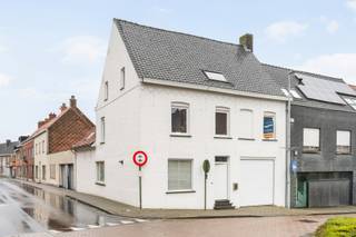 - Maison d'angle avec un emplacement central à Koolskamp : Place du village 18- Étiquette énergétique B, UC : 3787535- Grand séjour avec cheminée au...