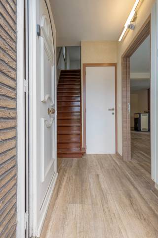 gt;Deze woning nabij het centrum van Oeselgem heeft heel wat troeven. De woning werd sinds 2017 volledig gerenoveerd.<br /><br />De indeling is als volgt:<br /><br />Inkomhal met toilet. Vervolgens komen we in de leefruimte, hier is de trap naar de kelder voorzien. Via de leefruimte gaan we door naar de keuken met eetplaats. Op de eerste verdieping hebben we 2 slaapkamers en een badkamer. Daarnaast hebben we nog een bureauruimte waar een trap aanwezig is naar de afgewerkte zolderverdieping. Hier is een slaapkamer en nog een ruimte die ook kan gebruikt worden als hobbyruimte of bureau.<br />Achteraan de woning komen we op de koer. Hier hebben we toegang tot de berging, de ruime garage en een volledig voorziene praktijkruimte. Achteraan hebben we ook toegang tot de gezellige tuin.<br /><br />Troeven:
<ul><li>Grote garage</li><li>Recent gerenoveerd</li><li>10 zonnepanelen (5 jaar oud)</li><li>Praktijkruimte apart</li></ul>
<strong>Deze eigendom wordt te koop aangeboden met een scherpe vanafprijs. Ieder hoger bod zal aan de eigenaar voorgelegd worden. </strong><br />Heeft u interesse in deze woning? Contacteer dan Karel van ERA Bossuyt +32 490 44 30 02