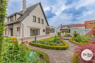 <p><br /><br />LEDE – Deze schitterende OB met grote werkplaats (magazijn) bevindt zich op een zeer goede locatie in Lede. Op een rustige weg, vlakbij het station en het centrum.<br /><br />Met maar liefst 280m² bewoonbare oppervlakte en op een perceel van 1300m² heeft deze eigendom flink wat te bieden, ook de straatbreedte van het perceel van 40m is zeker een troef. Een ideaal vastgoed voor een zelfstandige die plaats nodig heeft of een uit de hand gelopen hobby die ruimte vergt…<br /><br />Naar indeling toe heeft de woning een ruime inkomhal met toegang tot de leefruimte en keuken. De woning is gekenmerkt door grote, lichtrijke ruimtes en is vervaardigd met de beste materialen (eigenaar was aannemer en heeft de woning voor zichzelf gebouwd!)<br />Verder op de benedenverdieping is er nog een zeer grote garage en voldoende bergruimte.<br />De bovenverdieping omvat een ruime nachthal, badkamer met 2de toilet en 4 ruime slaapkamers en mogelijkheid tot plaatsen van een vaste trap naar de zolderverdieping voor nog eens 2/3 extra slaap -of hobbykamers.<br /><br />Op het terrein bevindt zich ook een grote werkplaats van 150m², met 2 verdiepingen qua stockage. Een grote toegangspoort zorgt ervoor dat zelf een vrachtwagen kan geparkeerd worden. Een ideale locatie met vele mogelijkheden. De tuin is zeer goed onderhouden en bevindt zich naast en achter de woning. De oprit zorgt voor voldoende parkeergelegenheid.<br /><br />Bent u op zoek naar een oplossing voor uw plaatsgebrek? Wenst u ruim te wonen op een mooie locatie, in een woning met alle comfort, instapklaar en zonder renovatieplicht?<br />Maak dan een afspraak via 053/60.65.60</p>
<p></p>