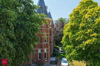 Gebouwd in eclectische stijl en bestaande uit een inkomhal, 4 gelijkvloerse kantoren/praktijkruimtes/leefruimtes, ingerichte keuken op verdieping, living, badkamer en slaapkamer op het eerste verdiep, volledig onderkelderd, zextra slaapkamers mogelijk op de 2de verdieping, tuin en parking. CV aardgas. Elektriciteit conform. Zeer geschikt voor woonst in combinatie met vrij beroep of kantoor. Aarzel niet ons te contacteren voor een vrijblijvend bezoek.