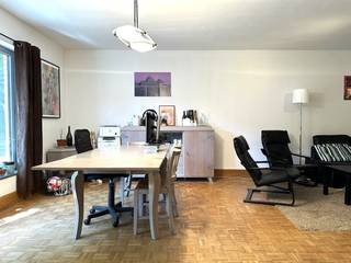 Dit appartement is gelegen in een <strong>rustige zijstraat</strong> van de <strong>Coupure</strong> op de gelijkvloerse verdieping en maakt deel uit van een kleinschalige residentie. In de buurt heeft u het openbaar vervoer, verschillende scholen, winkels ... én dit allemaal op wandelafstand van <strong>hartje Gent</strong>. <br /><br />Het appartement is als volgt ingedeeld: inkomhal, apart toilet,<strong> twee slaapkamers</strong>, badkamer, woonkamer, eetplaats en keuken met berging. Als extra zit in deze huurprijs een <strong>staanplaats inbegrepen</strong>, die toegankelijk is via een sectionaalpoort.<br /><br />De huurprijs bedraagt<strong> maandelijks 1050 EURO + 80 EURO syndicus forfait</strong>.<br /><br />Beschikbaar vanaf 01/04/2026.<br /><br />Wenst u dit appartement te bezichtigen? Neem dan contact op per mail via: theo@convas.be