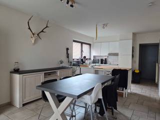 Op wandelafstand van het centrum bevindt zich dit verzorgd gelijkvloers appartement dat comfort en praktische indeling mooi combineert. Via...