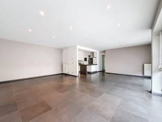 Dit prachtig appartement is gelegen nabij het centrum van Deerlijk doch in een rustige straat. Het appartement bestaat uit een enorm ruime leefruimte met aansluitend een volledig geïnstalleerde open keuken. Verder zijn er 2 grote slaapkamers en en badkamer voorzien van bad en douche. De ware troef van dit appartement is de aanwezigheid van 3 terrassen.INDELING: Inkomhal met apart toilet / badkamer met dubbele spoelbak, bad en douche / slaapkamer 1 met airco / slaapkamer 2 / zeer ruime leefruimte met airco / open keuken voorzien van alle toestellen / berging / 3 terrassenALGEMEEN: - 3 terrassen- cv op aardgas- praktische kelderberging en garagebox verplicht bij te huren: €75 per maand- rustige omgeving- zeer ruimDe snelste manier om een bezoek te brengen aan deze woning? Vraag je bezoek aan via de rode knop op onze website (www.dewaele.com) en je wordt gecontacteerd door onze verhuurexpert Jolien. Telefonisch kunnen er geen afspraken gemaakt worden. Bij andere vragen kun je ons telefonisch contacteren via 056 605 605.