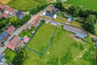 Dit perceel bouwgrond is geleden in een doodlopend straat nabij het centrum van Kumtich. Extra troef is de nabijheid van Leuven, bakker, winkels en de E40.<br /><br />Dit perceel heeft een perceelbreedte van 19,5m. <br /><br />Indeling en mogelijkheden volgens bouwvoorschriften:<br /><br />Open bebouwing met maximaal 2 bouwlagen + zolder verdieping<br />Bouwvrije zone linker perceelgrens: 3 m<br />Maximale bouwdiepte gelijkvloers: 15 m<br />Maximale bouwdiepte verdieping: 12 m<br />Bijgebouw mogelijk tot 40m²<br />Gevelbreedte 13,5m <br />Kelder is mogelijk<br /><br />Alle bouwvoorschriften + plannen zijn te bekomen per email.