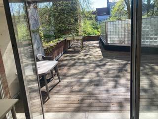 Op zoek naar rust in de stad? Dan moet je zeker het appartement in Residence Richelieu bezoeken!<br />In het centrum van Antwerpen vlakbij het Centraal station vindt u dit charmante  gelijkvloerse appartement van 92 m², met een uitzonderlijk ruim privatief terras van 58m² en aansluitend gedeelde tuin met de buur – een zeldzame combinatie in de stad.<br />Via de centrale inkomhal heeft u toegang tot alle ruimtes. Het appartement beschikt over één ruime slaapkamer, een lichtrijke zitkamer en eetkamer, een uitgeruste keuken, een badkamer met een ligbad  en een afzonderlijk gastentoilet. De indeling is logisch en biedt tal van mogelijkheden om het appartement verder te personaliseren.<br />Het appartement komt recht uit the fifties en beschikt nog steeds over de originele blokparket en de slanke stalen raamprofielen.<br />De buitenruimte vormt een absolute meerwaarde: geniet van rust en privacy op uw eigen terras en tuin, midden in de stad.<br />Het appartement beschikt over een privatieve parkeerplaats, bij aan te kopen aan 17.000,00 EUR.<br /><br />appartement 92m²<br />terras 58m²<br />1 slaapkamer<br />autostaanplaats<br />EPC: 384 kWh/m²jr - LABEL D<br />vrij bij akte<br />Verkoopprijs: 298.000 euro en 17.000 euro autostaanplaats<br /><br />info@infinityrealestate.be | www.infinityrealestate.be<br />03 325 69 44