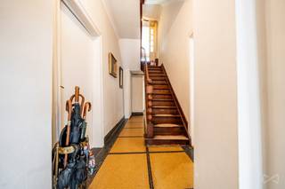 OPTION...OPTION...OPTION...<br />À vendre à Tirlemont, dans une rue calme tout en restant proche du centre-ville et des accès autoroutiers, cette élégante maison de maître construite en 1930 séduit par son charme authentique et son excellent entretien. Occupée depuis 1985 par les propriétaires actuels, elle offre une surface habitable généreuse de 211 m² et la possibilité jusqu’à cinq chambres.<br />La cuisine a été rénovée en 2010 et une véranda lumineuse, apportant un bel espace de vie supplémentaire, a été ajoutée en 2016. Côté technique, la maison présente de nombreux atouts : toitures entièrement refaites en 2016, certificat PEB excellent (classe B), électricité conforme, chaudière au gaz de ville datant de 2011, châssis double vitrage remplacés en 2004 et 2013, ainsi qu’un adoucisseur d’eau installé en 2016.<br />Une opportunité rare complète ce bien : la possibilité d’acquérir l’entrepôt attenant, pour un prix total de 530.000 euros. Celui-ci offre environ 600 m² supplémentaires (4 niveaux de 154m2) avec compteurs séparés et une alimentation en eau chaude via boiler. Les deux espaces communiquent déjà entre eux. Cet espace est idéal pour l’exercice d’une profession libérale, l’aménagement d’un grand garage pour plusieurs véhicules ou simplement comme lieu de stockage.<br />Un bien de caractère, parfaitement entretenu, offrant de belles perspectives d’aménagement ou d’agrandissement.<br />PEB : B - 193 kWh/m².an kWh/an-