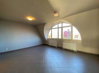 Dit aangename 1-slaapkamerappartement is gelegen in de Reuzemolenstraat 4 pal in het hart van Diksmuide. Dankzij deze centrale ligging bevinden winkels, scholen en openbaar vervoer zich op wandelafstand.<br />Het appartement is gelegen op de derde verdieping en omvat een lichtrijke woonkamer met aansluitende keuken, een apart toilet, een badkamer en een comfortabele slaapkamer met toegang tot een balkon.<br />Het appartement heeft een EPC-label F (750 kWh/m²/jaar).<br /><strong>Huurprijs:</strong> €645 per maand + €40 voorschot gemeenschappelijke lasten<br /><strong>Beschikbaarheid:</strong> vanaf 01/10/2026<br />Bent u op zoek naar een centraal gelegen appartement in Diksmuide, ideaal voor alleenstaanden of koppels?<br />Contacteer ons vandaag nog voor meer informatie of een bezoek ter plaatse!<br />