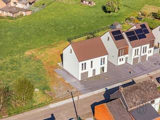 🏡 CREËER DE WONING VAN UW DROMEN – VRIJSTAANDE WONING MET TERRAS &amp; TUIN!

Bent u op zoek naar een project waarbij u het interieur volledig naar uw eigen smaak kunt inrichten? Deze vrijstaande woning in gesloten ruwbouw is een zeldzame opportuniteit.

Met haar mooie volumes, terras en tuin biedt deze woning een ideale leefomgeving, terwijl u volledige vrijheid behoudt om de binnenafwerking en indeling naar wens te realiseren.

✨ Indeling

Gelijkvloers:

Inkomhal
Ruime en lichtrijke woonkamer
Keukenruimte naar eigen smaak in te richten
Aparte wasruimte
Garage met rechtstreekse toegang tot de tuin

Eerste verdieping:

3 slaapkamers, waarvan één met dressing
Badkamer
Apart toilet

Tweede verdieping:

Mogelijkheid tot 2 extra slaapkamers of een polyvalente ruimte

🌿 Buitenruimtes

Mooi terras om van zonnige dagen te genieten
Mooie tuin die ruimte en rust biedt

⚙️ Technische troeven

✔ Kwalitatieve PVC-ramen met dubbele beglazing, Belgische makelij
✔ Aansluiting op de riolering
✔ Regenwaterput van 10.000 L
✔ Voorzien voor de installatie van een warmtepomp
✔ Moderne technieken reeds voorzien
✔ Gezonde structuur = ideale basis voor een gepersonaliseerd project

🔥 Sterke punten

Vrijstaande woning, zeldzaam op de markt
Tot 5 slaapkamers mogelijk
Terras + tuin
Aparte wasruimte
Project 100% aanpasbaar naar eigen wensen
Gericht op energiebesparing en modern comfort

📍 Ligging

Gelegen in Beloeil, in een aangename omgeving, dicht bij voorzieningen en belangrijke verbindingswegen.

💥 Een woning met sterk potentieel, buitenruimte en een moderne visie — een opportuniteit die u snel moet grijpen!

📞 Contacteer ons nu voor een bezoek:
Sébastien
0496 12 04 46
sebastien@immobeguin.be