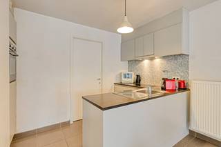 Op zoek naar een stijlvol appartement met een uitstekende ligging? Dit moderne 2-SLAAPKAMER-appartement (BJ 2010) is wat je zoekt! Omvat: inkomhal met gastentoilet, ruime en lichtrijke leefruimte met een volledig ingerichte open keuken (voorzien van keramische kookplaat, oven, koelkast met vriesvak en vaatwasser), praktische berging/wasplaats, moderne badkamer (douche en lavabo) en 2 slaapkamers.<br />Extra troeven: alu ramen met dubbele beglazing, CV op aardgas, conform gekeurde elektrische installatie, gemeenschappelijke fietsenberging, gunstige ligging (op wandelafstand van winkels, scholen, openbaar vervoer en met een vlotte verbinding naar invalswegen).<br />Een instapklaar appartement waar enkel je meubels nog ontbreken!<br /> 